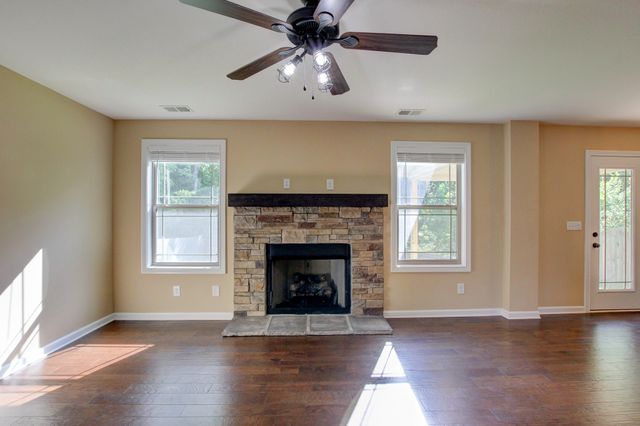 1261 Gentry Dr, Clarksville, TN 37043