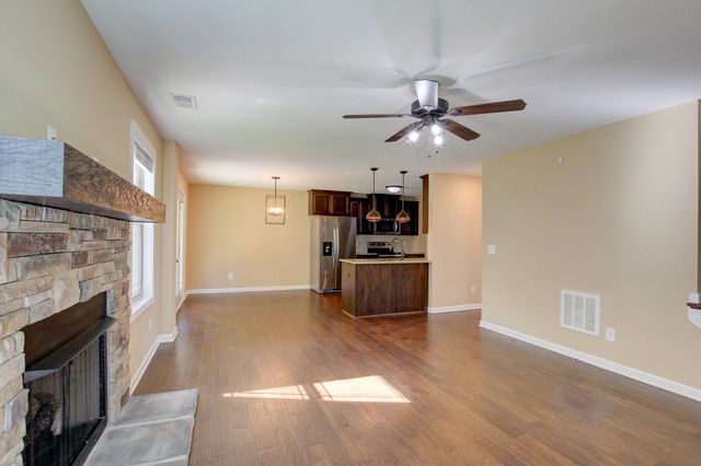 1261 Gentry Dr, Clarksville, TN 37043