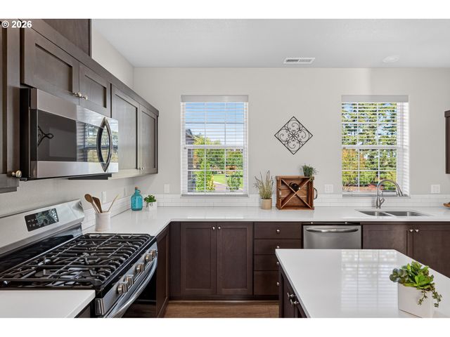 28704 Sw VILLEBOIS Dr, Wilsonville, OR 97070