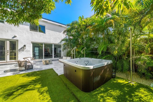 3166 Royal Palm Ave, Miami Beach, FL 33140