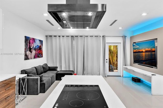 1002 10th St 1002, Miami Beach, FL 33139