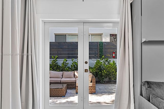 1002 10th St 1002, Miami Beach, FL 33139