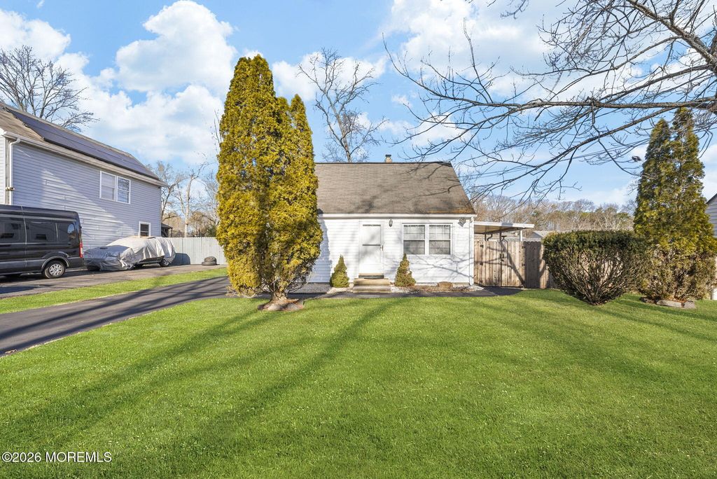 517 Middle Lane, Howell, NJ 07731