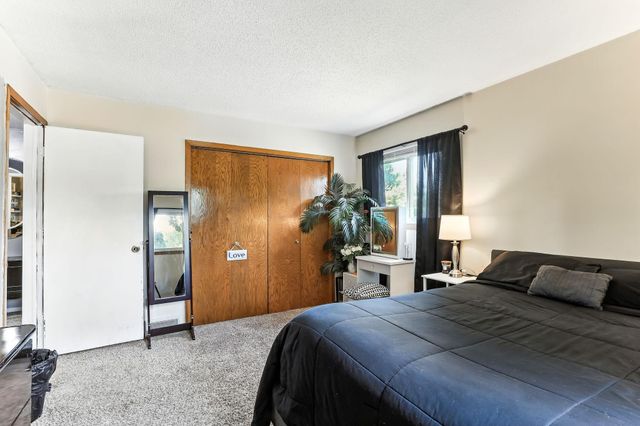 514 Shadyside Circle, Hopkins, MN 55343