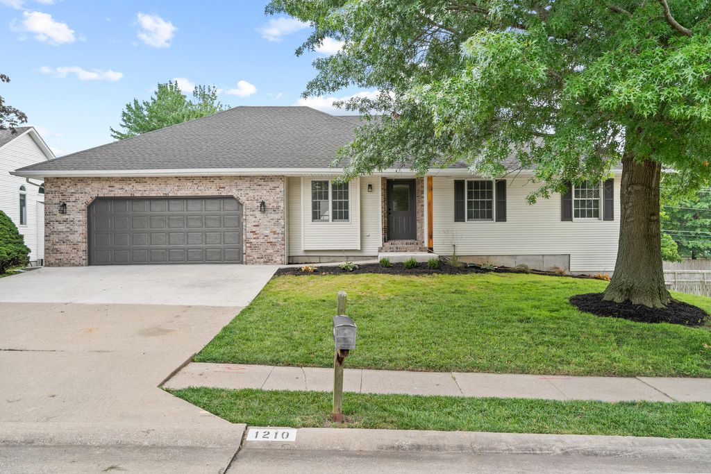 1210 S BRIDGEWOOD DR, Columbia, MO 65203
