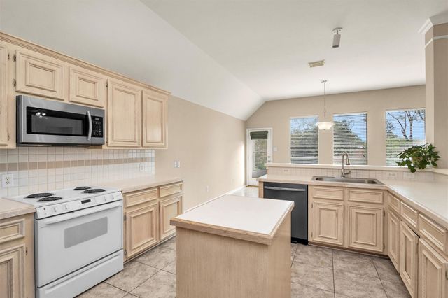 11 Crestview Trail, Houston, TX 77082