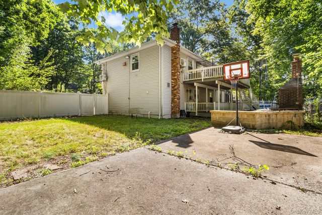 16 Obermueller Drive, Melville, NY 11747