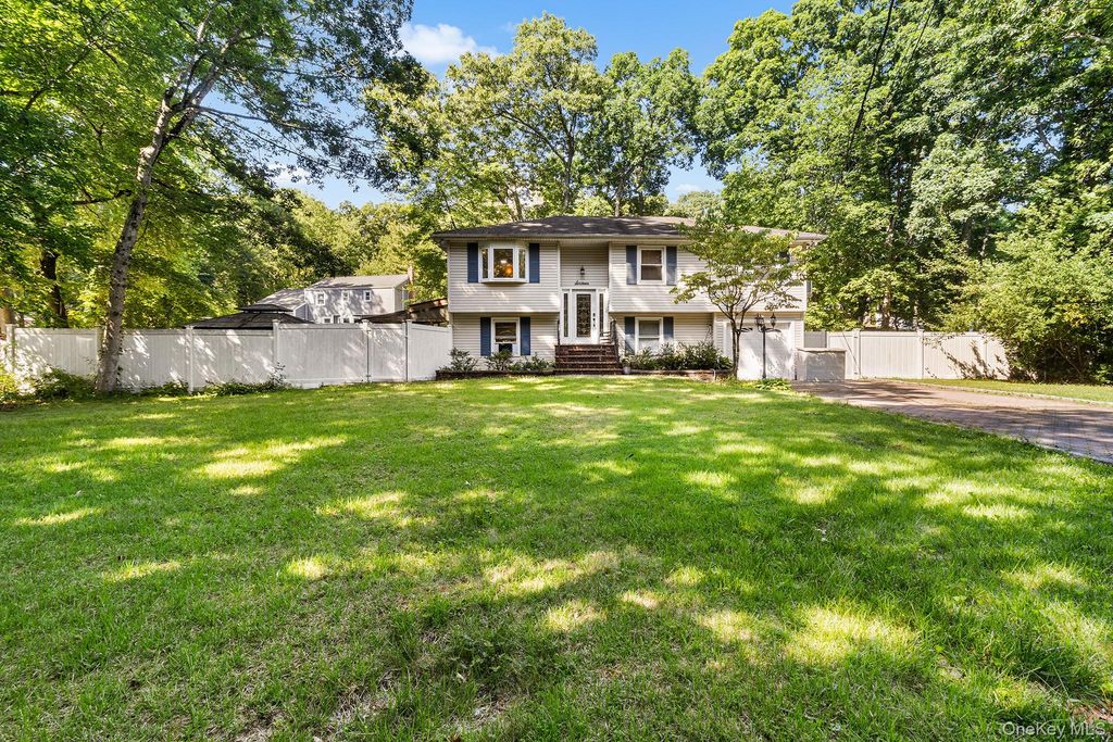 16 Obermueller Drive, Melville, NY 11747