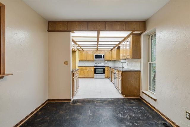 11784 Woodland Hill Drive, Choctaw, OK 73020