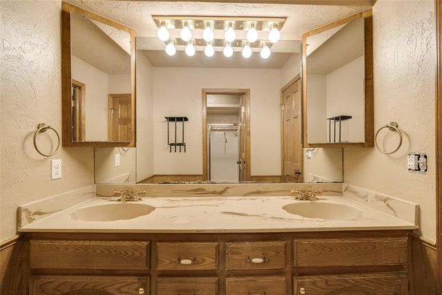 11784 Woodland Hill Drive, Choctaw, OK 73020