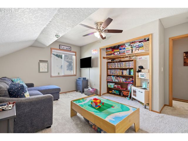 14884 Se STANHOPE Rd, Clackamas, OR 97015