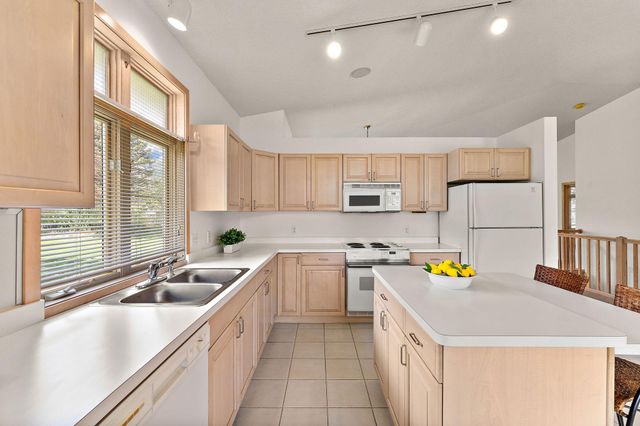 8914 Hilloway Road, Eden Prairie, MN 55347