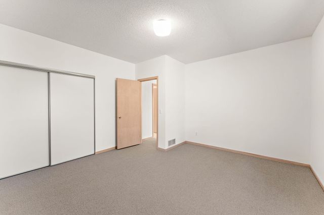 8914 Hilloway Road, Eden Prairie, MN 55347