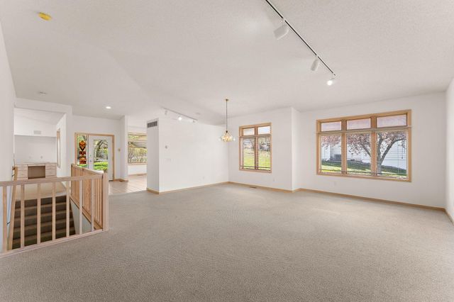 8914 Hilloway Road, Eden Prairie, MN 55347