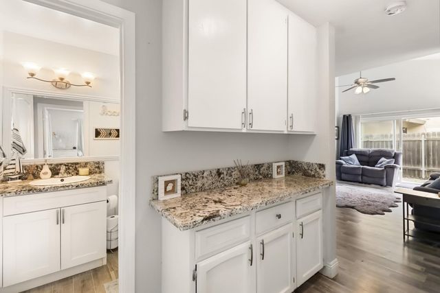 1380 Pebblewood Dr, Sacramento, CA 95833