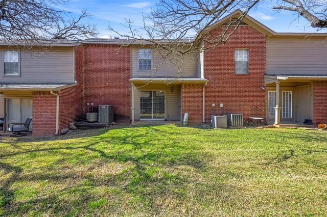 1471 Meadowood Village Drive, Fort Worth, TX 76120