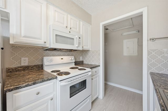 1471 Meadowood Village Drive, Fort Worth, TX 76120