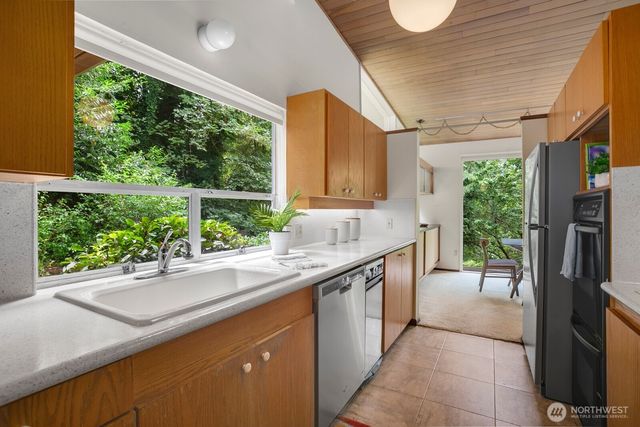 11880 NE 36th Place, Bellevue, WA 98005