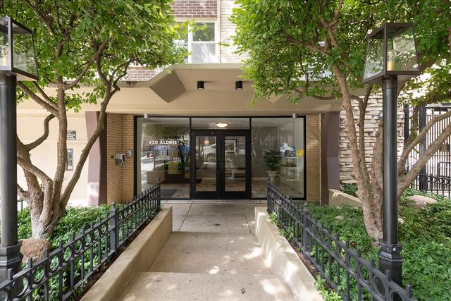 420 W Aldine Avenue 404, Chicago, IL 60657