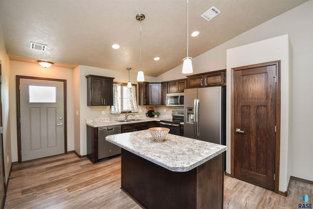 2428 E Meadowside Pl Place, Sioux Falls, SD 57108