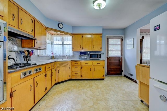 176 Pompton Rd, Haledon Boro, NJ 07508