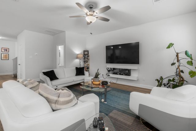 6834 Neals Way, Arlington, TX 76001