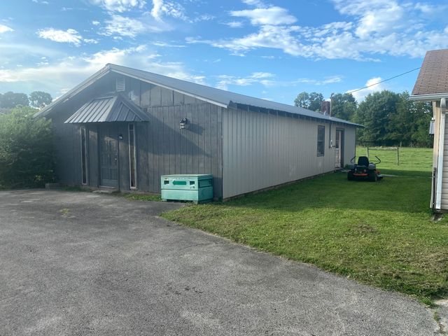 4426 Glasgow Rd, Burkesville, KY 42717