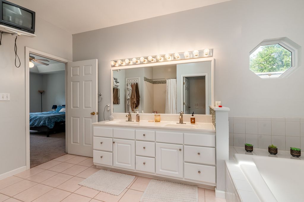 Image 28 of property listing at 36 EDGEWOOD Lane N, Centralia, IL 62801