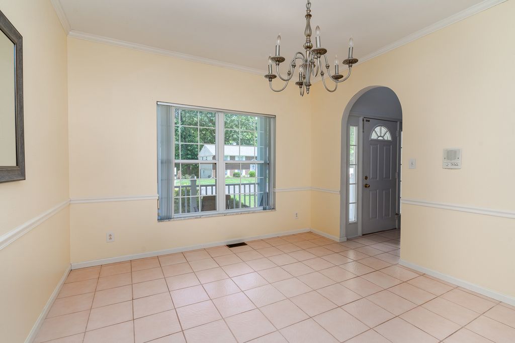 Image 6 of property listing at 36 EDGEWOOD Lane N, Centralia, IL 62801