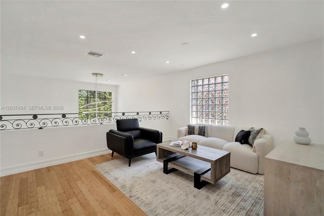1251 Hayes St, Hollywood, FL 33019