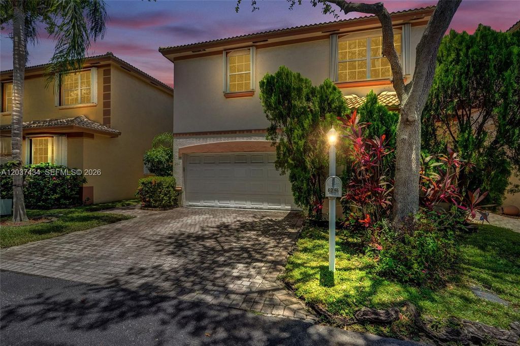 1251 Hayes St, Hollywood, FL 33019