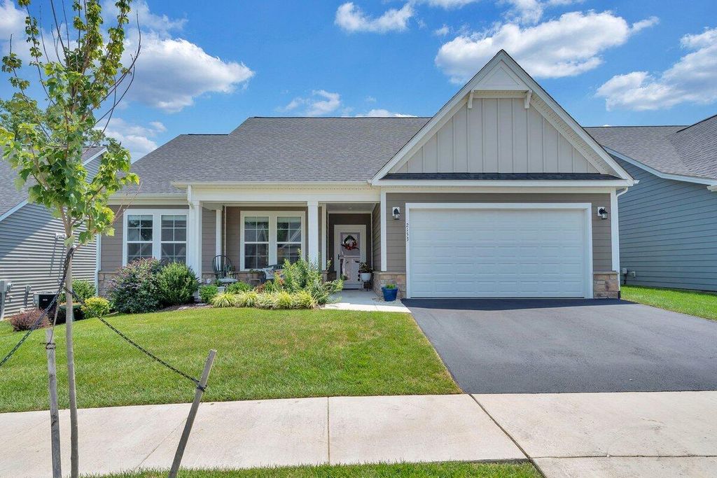 2153 Kings Walk DR, Roanoke, VA 24012