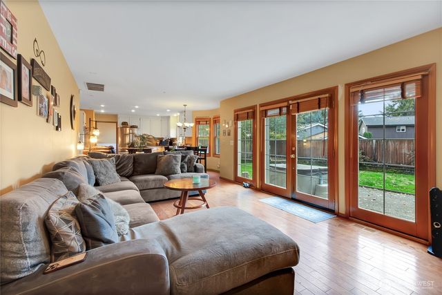 3308 204th Avenue Ct E, Lake Tapps, WA 98391