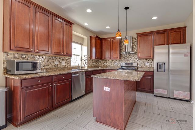 4 Waterton Drive, Streamwood, IL 60107