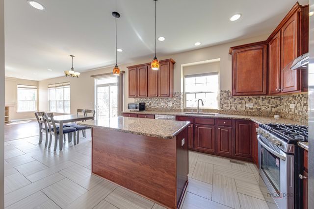 4 Waterton Drive, Streamwood, IL 60107