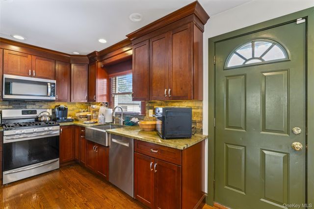 2 Burnett Avenue, Bay Shore, NY 11706