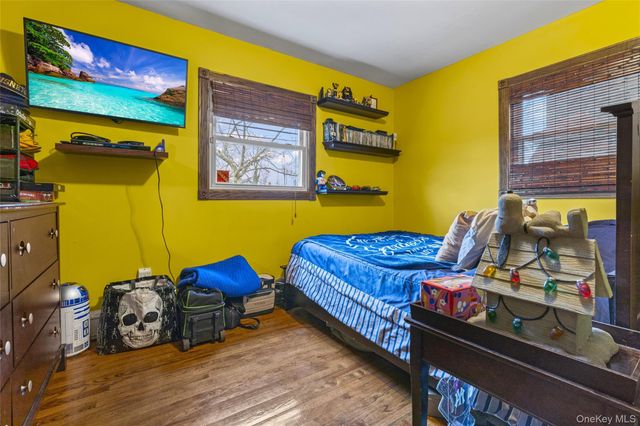 2 Burnett Avenue, Bay Shore, NY 11706