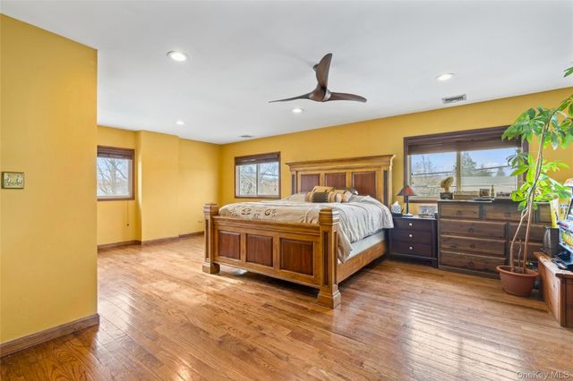 2 Burnett Avenue, Bay Shore, NY 11706