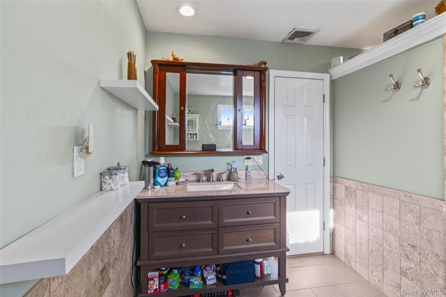 2 Burnett Avenue, Bay Shore, NY 11706