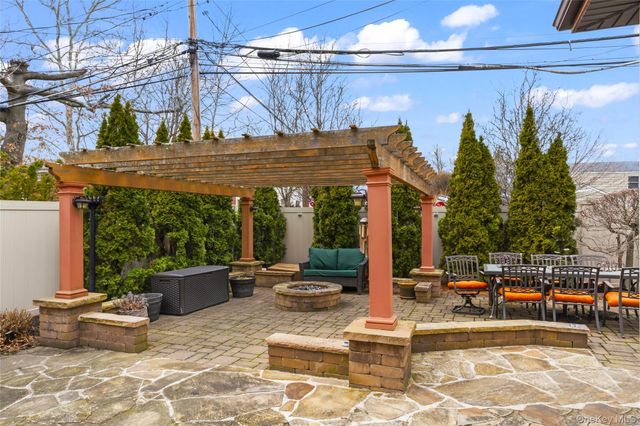 2 Burnett Avenue, Bay Shore, NY 11706