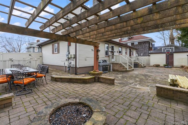 2 Burnett Avenue, Bay Shore, NY 11706