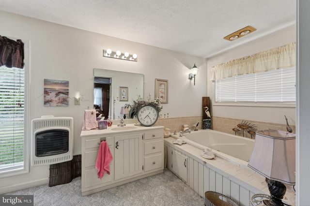 795 HIDEAWAY FARMS RD, Edinburg, VA 22824