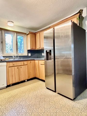 14 Pebble Ridge Road, Amherst, MA 01002