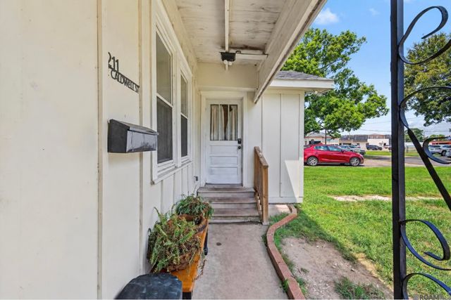 211 E Caldwell St, Gonzales, LA 70737