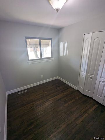 5113 Glenis Street, Dearborn Heights, MI 48125
