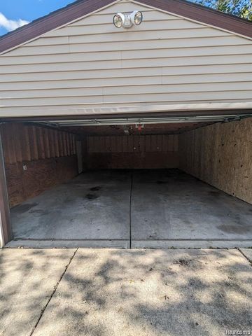 5113 Glenis Street, Dearborn Heights, MI 48125