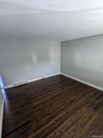5113 Glenis Street, Dearborn Heights, MI 48125