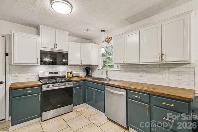 4228 Huntmeadow Drive, Charlotte, NC 28269