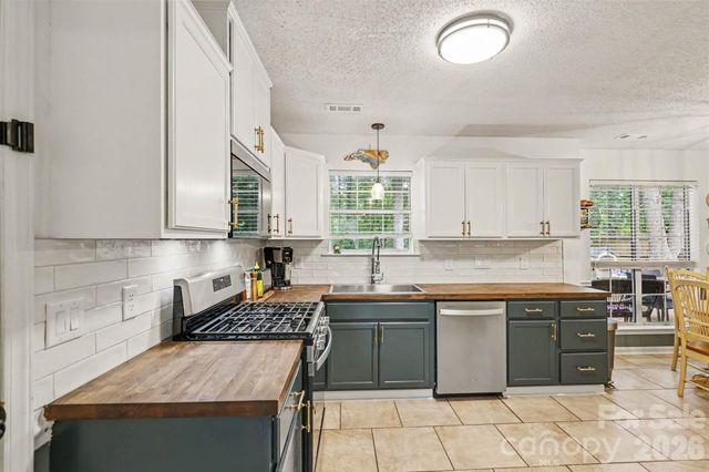 4228 Huntmeadow Drive, Charlotte, NC 28269