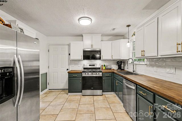 4228 Huntmeadow Drive, Charlotte, NC 28269